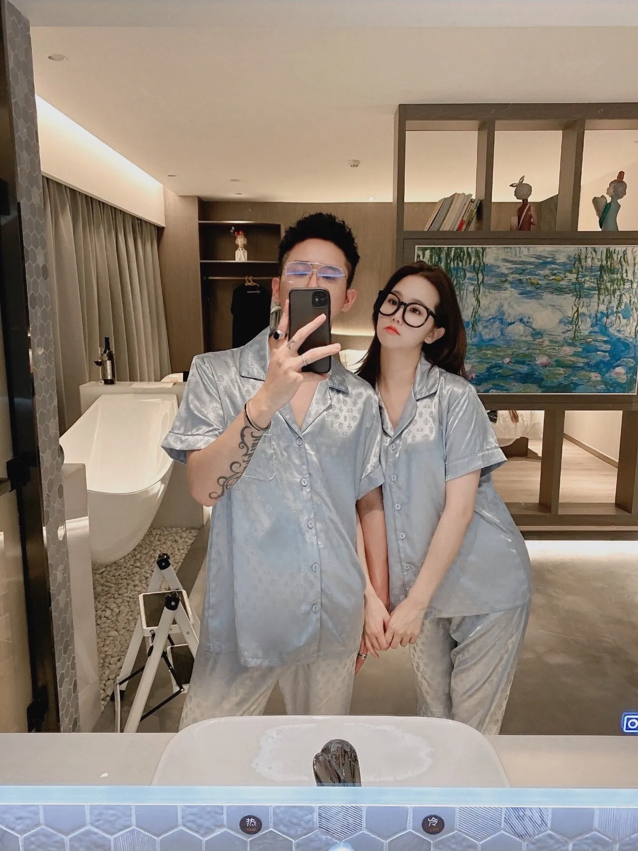 🅿️360 Croxin Home Clothes High-end Korean silk fabric is skin-friendly, soft and comfortable. Same style for men and women. Women's size: XS～M, men's size: M～XXXL
